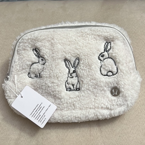 NEW Lululemon Everywhere Belt Bag 1L Fleece New Years Lunar Rabbit - Picture 8 of 9